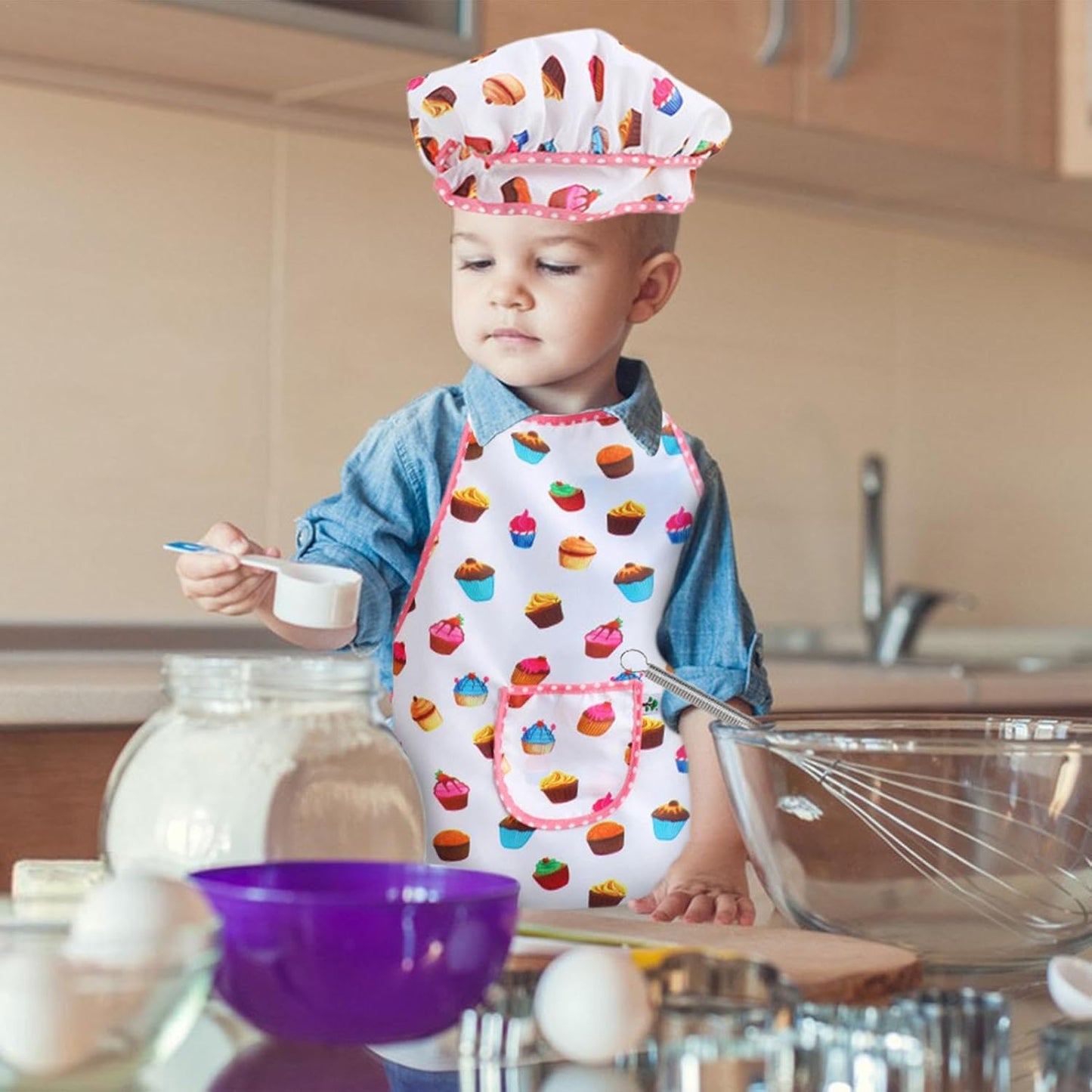 Set de Gatit Little Confectioner idealSTORE, Include un Sucitor, Spatula, Tel, Perie de Patiserie, Sort, Manusi pentru Vase Fierbinti, Disgn Clasic, Ajuta la Dezvoltarea Imaginatia si Stimuleaza Creativitatea