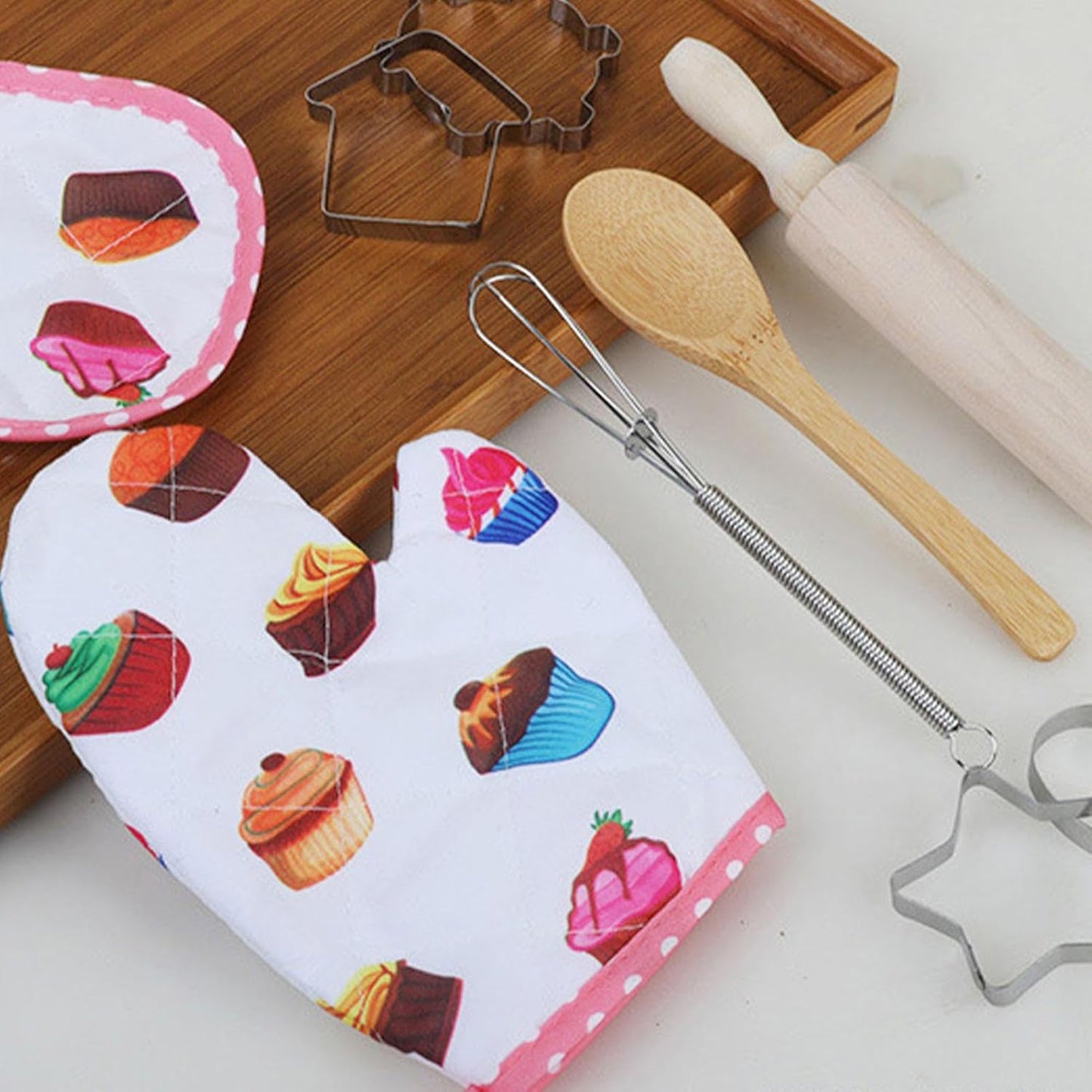 Set de Gatit Little Confectioner idealSTORE, Include un Sucitor, Spatula, Tel, Perie de Patiserie, Sort, Manusi pentru Vase Fierbinti, Disgn Clasic, Ajuta la Dezvoltarea Imaginatia si Stimuleaza Creativitatea