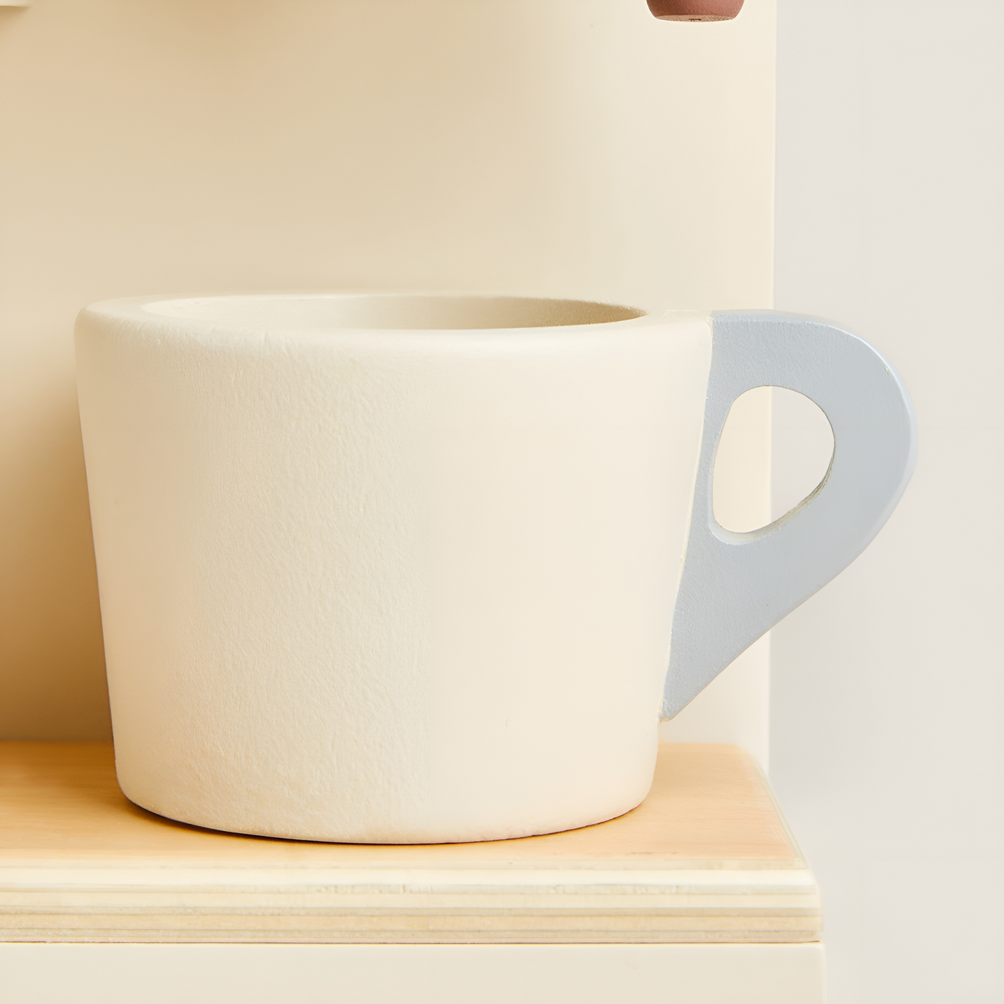 Aparat de Cafea pentru Copii din Lemn Deluxe Barista ideal STORE, Dimensiune 16 x 13 x 22, Include o ceasca de cafea, O piesa de mobilier perfecta in bucataria micului bucatar, Ajuta la dezvoltarea imaginatiei si creativitatii