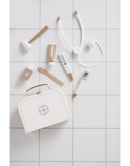 Trusa medicala pentru Copii din Lemn Deluxe idealSTORE, Include accesorii medicale si Geanta de Depozitare, Termometru, Seringa, Stetoscop, Joc creativ, Ajuta la dezvoltarea imaginatiei copilului, White Edition