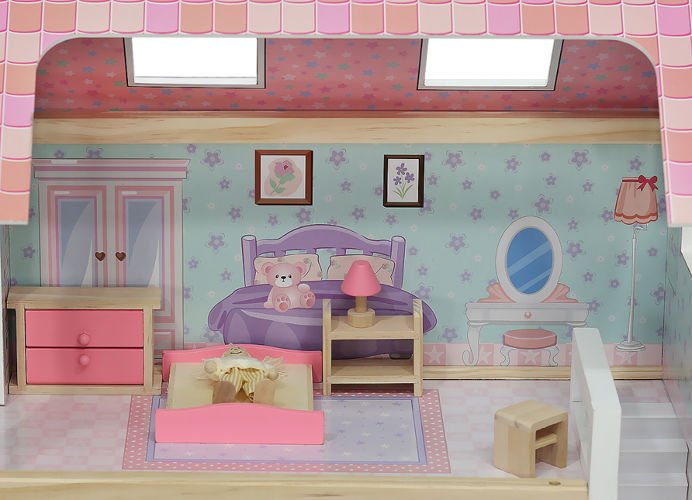 Casa de Papusi din Lemn, cu Gradina si Piscina, 3 nivele, 4 camere mobilate si utilate, cu scari interioare si culori pastelate