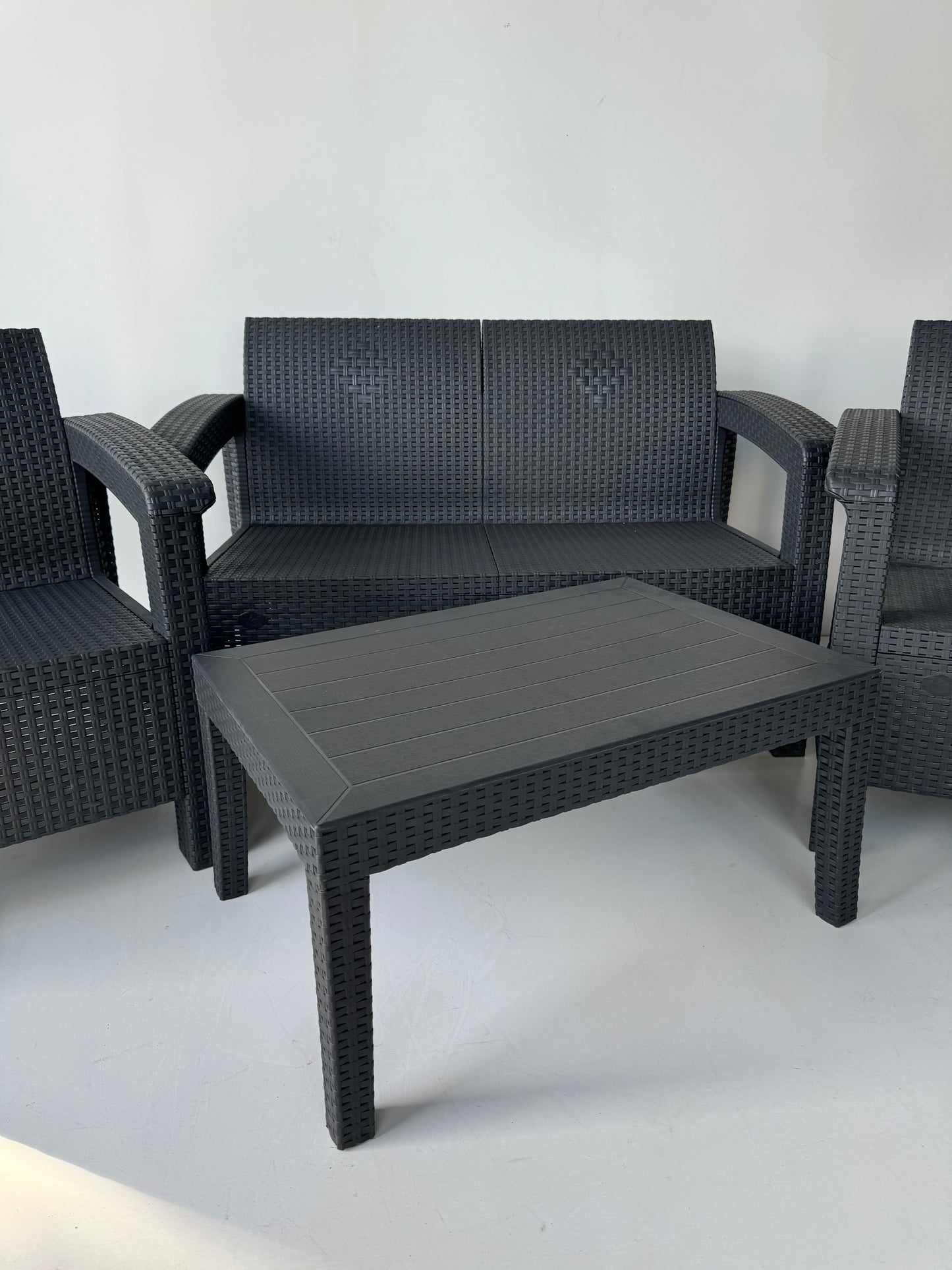 Set Mobilier de Gradina idealSTORE BellaVita, cu Canapea, 2 Fotolii, si o Masa, Aspect Ratan, Asamblare Simpla fara Suruburi, Modular, Constructie Solida si Durabila, Culoare Antracit