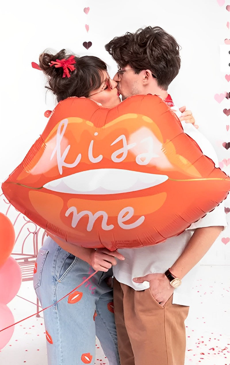 Balon din Folie KISS ME idealSTORE, Dimensiuni 73 x 48 cm, Include pai pentru Umflare, Ideal pentru Valentine's day