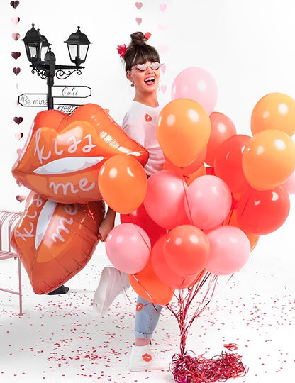 Balon din Folie KISS ME idealSTORE, Dimensiuni 73 x 48 cm, Include pai pentru Umflare, Ideal pentru Valentine's day