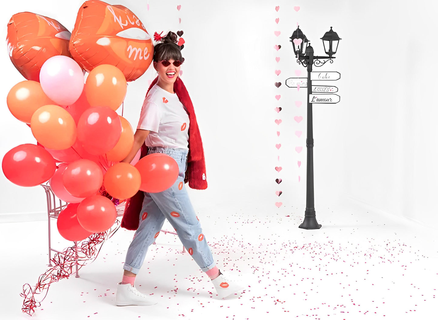 Balon din Folie KISS ME idealSTORE, Dimensiuni 73 x 48 cm, Include pai pentru Umflare, Ideal pentru Valentine's day