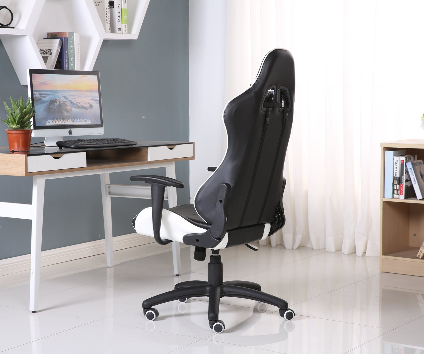 Scaun Gaming Reglabil cu mecanism TILT idealSTORE Racing eSPORT COLLECTION, Asigura pozitia si confortul corect al corpului, Echipat cu cotiere reglabile, perne confortabile, Posibilitatea modificarii unghiului spatarului pana la 180 , Negru-Alb