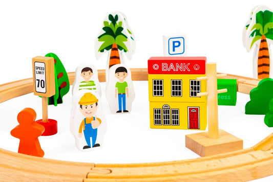 Pista Multifunctionala din Lemn Natural The Small Town idealSTORE, Include 76 elemente Interesante, Vehicule, Indicatoare Rutiere, Cladiri, Locomotiva Electrica, Stimuleaza Abilitatile Motorii ale copilului