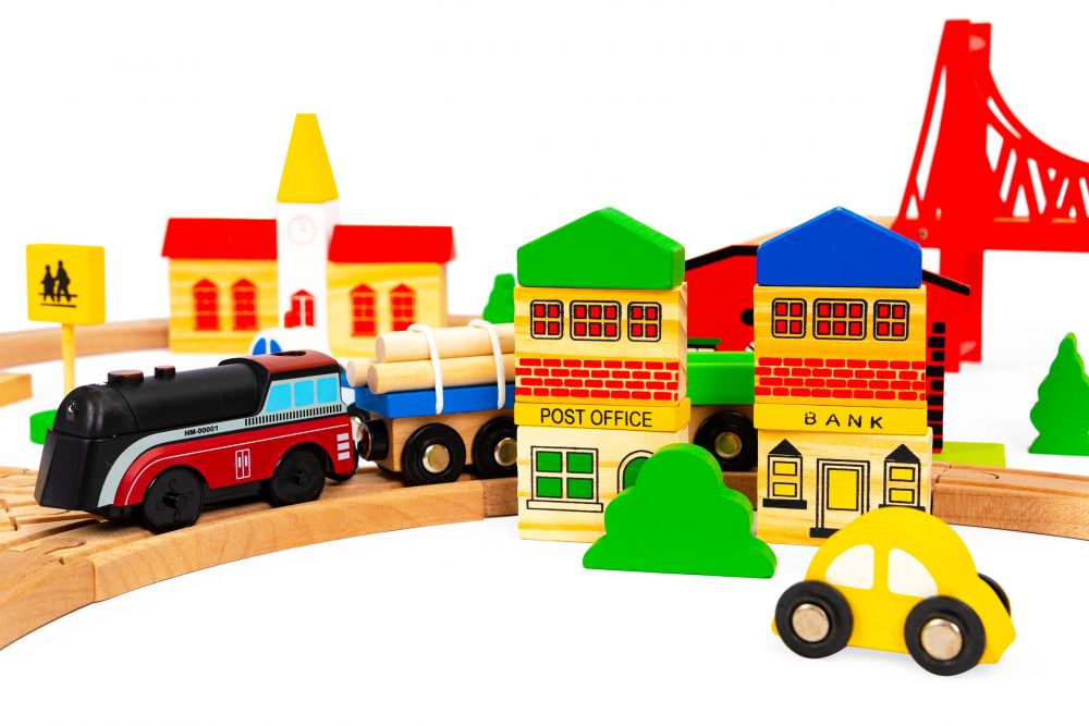 Pista Multifunctionala din Lemn Natural The JoyFul Town idealSTORE, Include 89 elemente Interesante, Vehicule, Indicatoare Rutiere, Cladiri, Copaci, Locomotiva Electrica, Stimuleaza Creativitatea si imaginatia Copilului