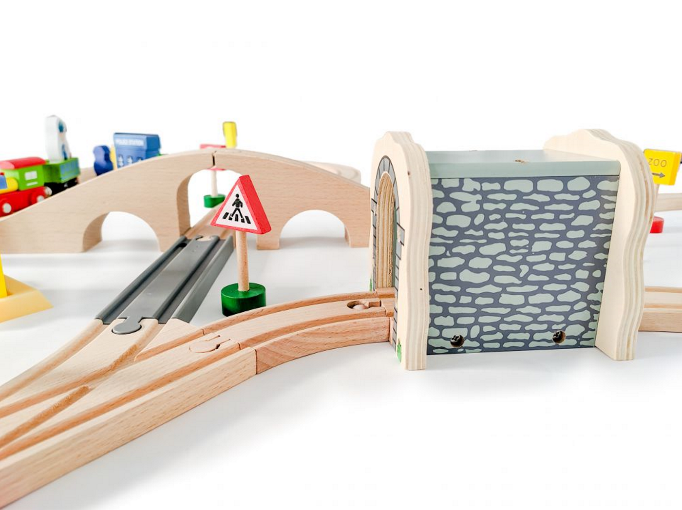 Pista Multifunctionala din Lemn Natural idealSTORE, Include 68 elemente, Vehicule, Indicatoare Rutiere Cladiri, Copaci, Locomotiva Electrica, Tufisuri, Stimuleaza Abilitatile Motorii