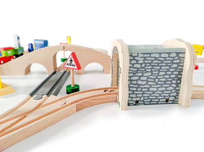 Pista Multifunctionala din Lemn Natural idealSTORE, Include 68 elemente, Vehicule, Indicatoare Rutiere Cladiri, Copaci, Locomotiva Electrica, Tufisuri, Stimuleaza Abilitatile Motorii