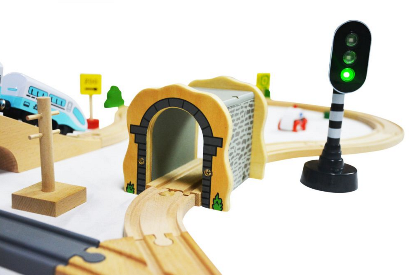 Pista Multifunctionala din Lemn Natural idealSTORE, Include 68 elemente, Vehicule, Indicatoare Rutiere Cladiri, Copaci, Locomotiva Electrica, Tufisuri, Stimuleaza Abilitatile Motorii