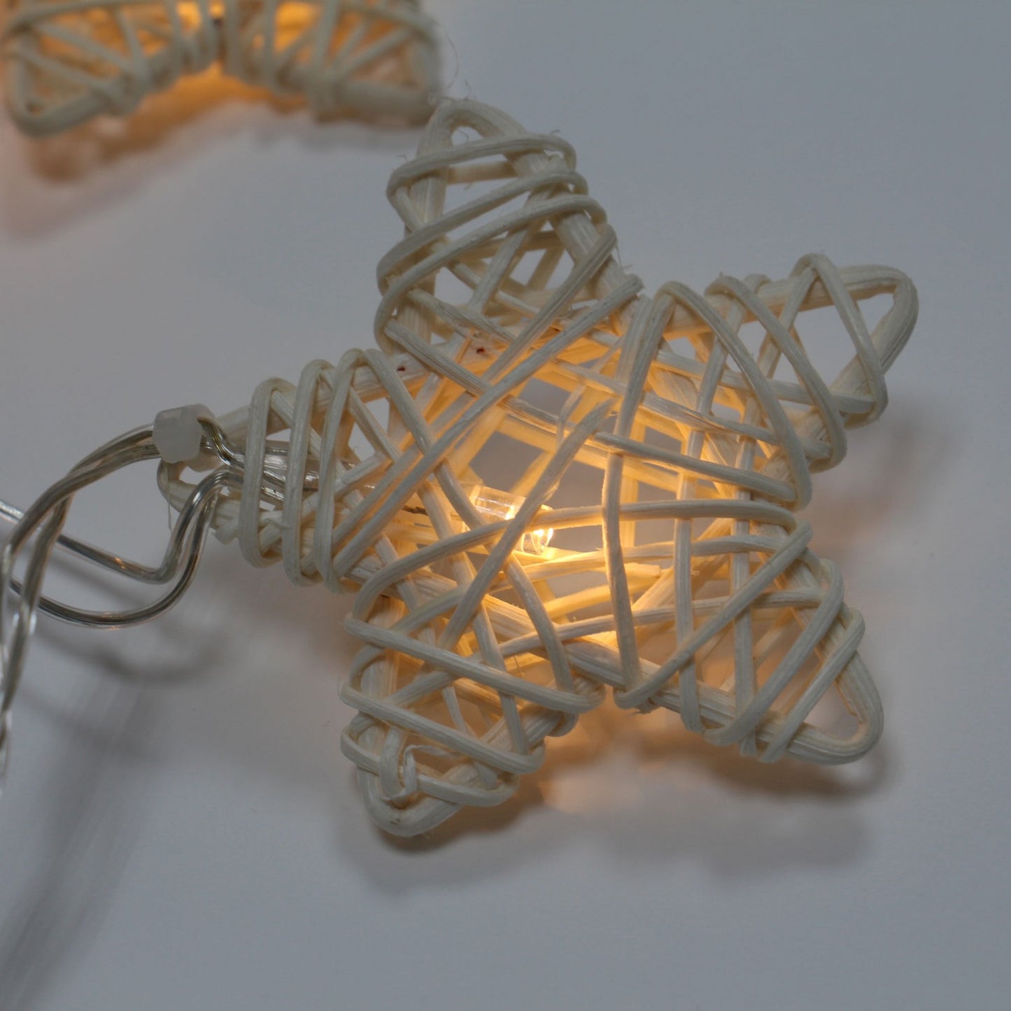 Instalatie IDL Profesionala Magia Sarbatorilor pentru brad,16 led-uri albe in forma de stea ce contureaza o atmosfera linistita si primitoare, Grad de protectie IP20