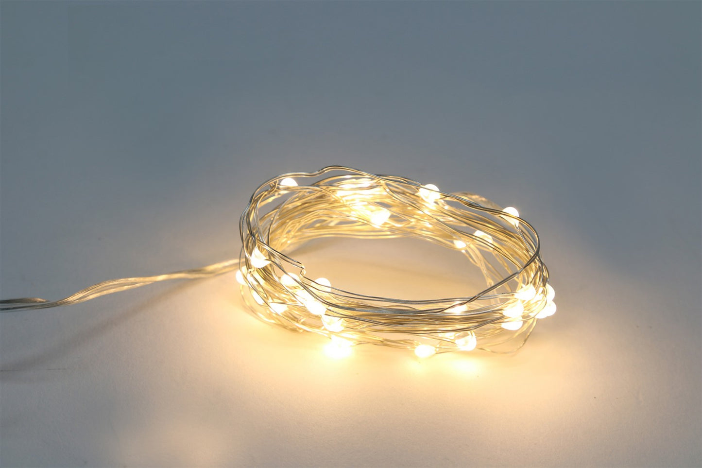 Instalatie IDL Profesionala pentru brad cu 20 de leduri albe cu lumina rece pentru o ambianta placuta, cu fir de cupru ce confera o rezistenta sporita