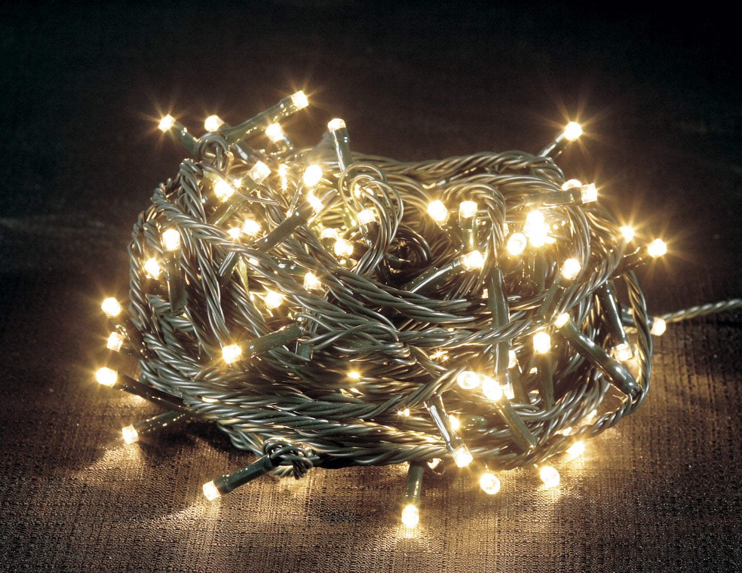 Instalatie IDL Profesionala pentru brad, 240 led-uri albe cu lumina calda ce creeaza o atmosfera linistita si un mediu ambiental primitor, Controler interior/ exterior cu 8 functii si Grad de protectie IP44