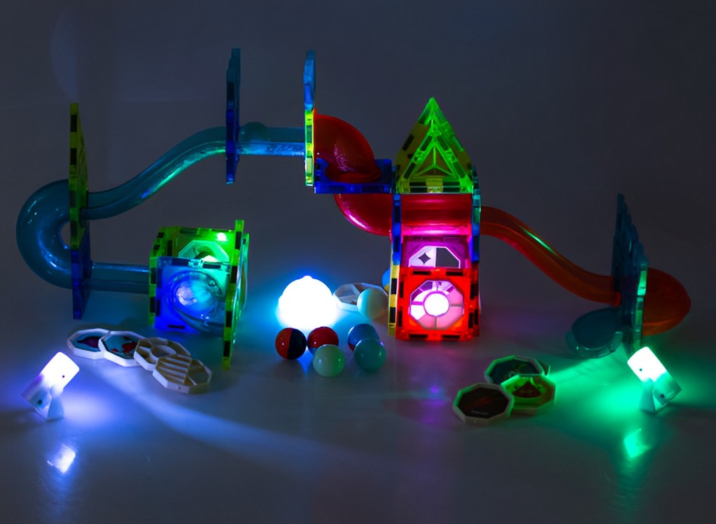 Set constructie Perfect Skills Kids IdealStore, Blocuri magnetice luminoase, Dimensiune pachet 31 X 25 X 8cm, Contine 72 elemente, 20autocolante, 62blocuri patrate, Dezvolta precizia degetelor, Multicolor