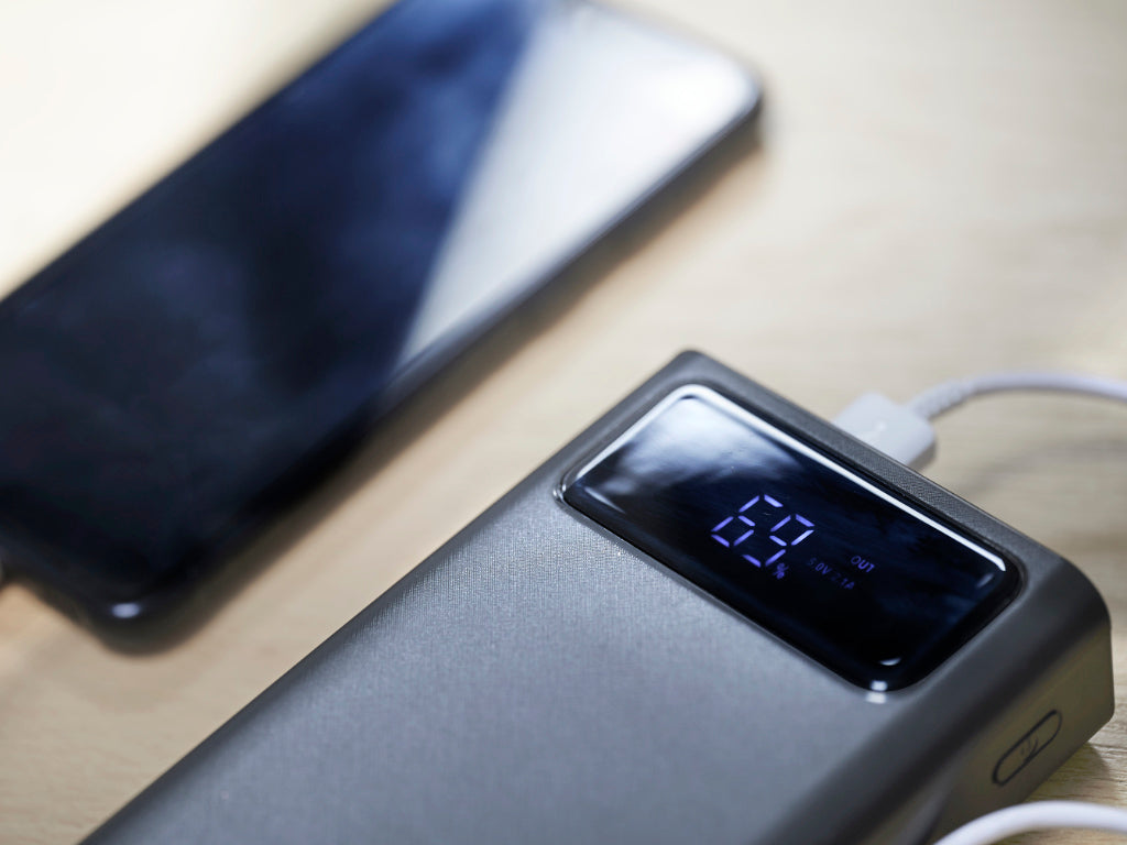 Baterie Externa idealStore PowerBank 30000 maH, 4 iesiri USB, 2 x usb cu Incarcare Rapida, Tensiune Iesire 5V-2A, Ecran LED, Functie de Lanterna, Incarcare in 10 ore