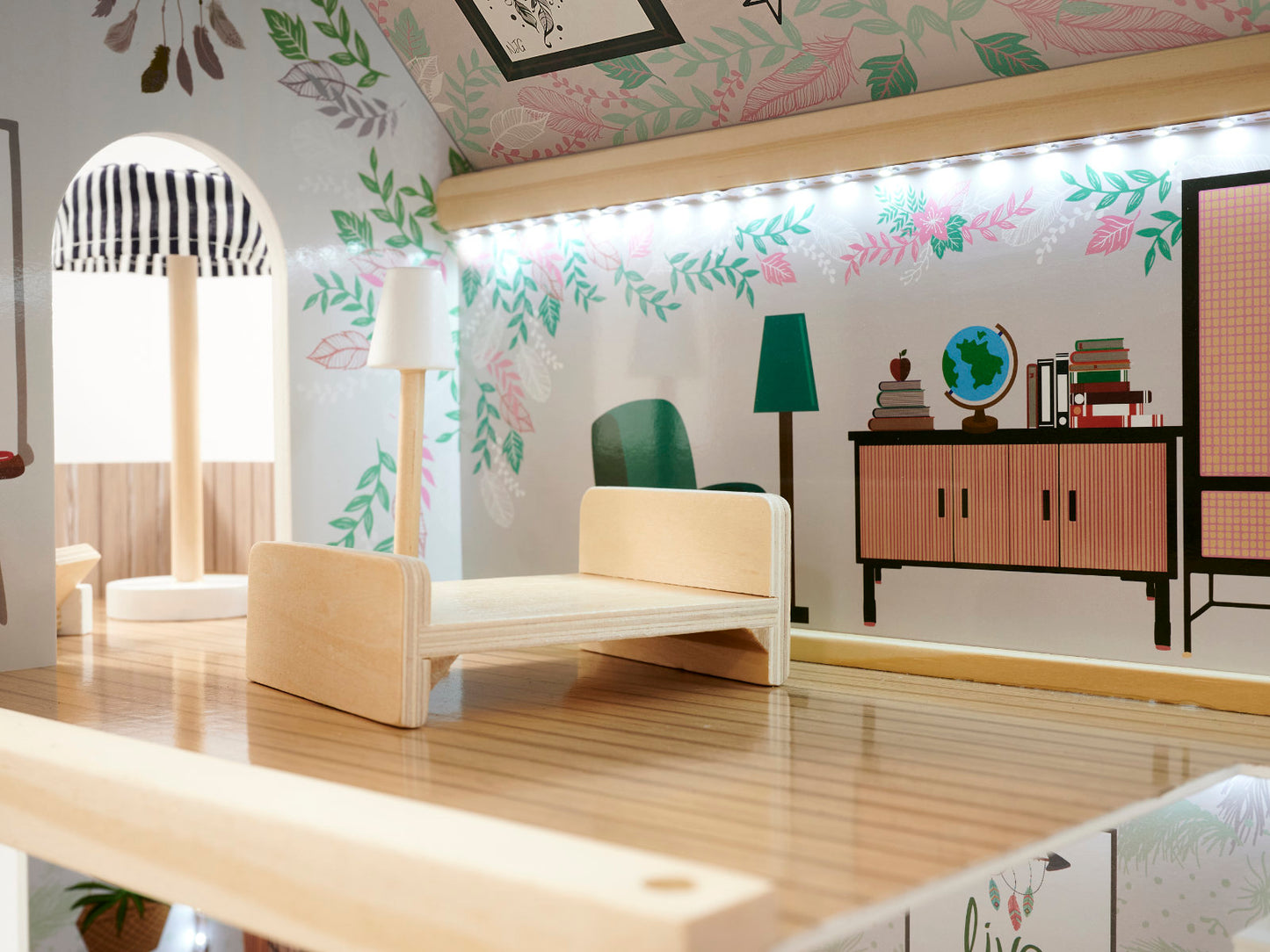 Casuta de Papusi din Lemn Vintage Boho idealSTORE, Dimensiuni 62 x 26 x 78 cm, Include 4 Camere Numeroase Accesorii de Mobilier din Lemn, Camere iluminate LED, Constructie pe 3 etaje, Terasa, Dezvolta Imaginatia si Abilitatile Manuale