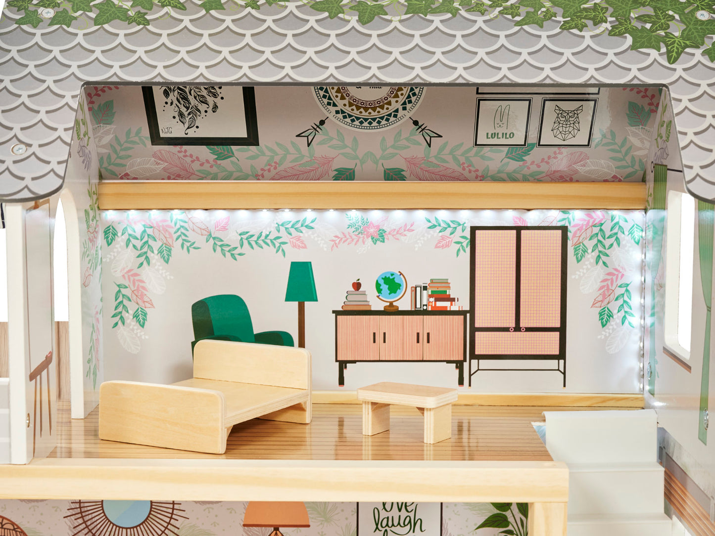 Casuta de Papusi din Lemn Vintage Boho idealSTORE, Dimensiuni 62 x 26 x 78 cm, Include 4 Camere Numeroase Accesorii de Mobilier din Lemn, Camere iluminate LED, Constructie pe 3 etaje, Terasa, Dezvolta Imaginatia si Abilitatile Manuale