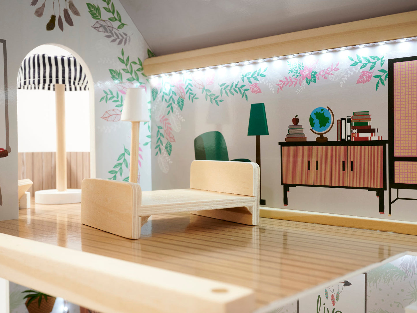 Casuta de Papusi din Lemn Vintage Boho idealSTORE, Dimensiuni 62 x 26 x 78 cm, Include 4 Camere Numeroase Accesorii de Mobilier din Lemn, Camere iluminate LED, Constructie pe 3 etaje, Terasa, Dezvolta Imaginatia si Abilitatile Manuale