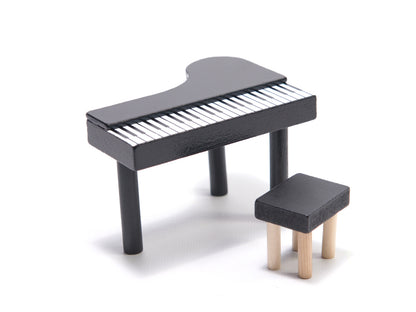 Casuta de Papusi din Lemn The Family Home idealSTORE, Dimensiuni 62 x 27 x 78 cm, Accesorizata cu Lumina LED Resedinta cu 3 Etaje, Dotata cu 4 Camere si o Terasa, Include un Mobilier Bogat din Lemn, Stimuleaza Imaginatia Copilului