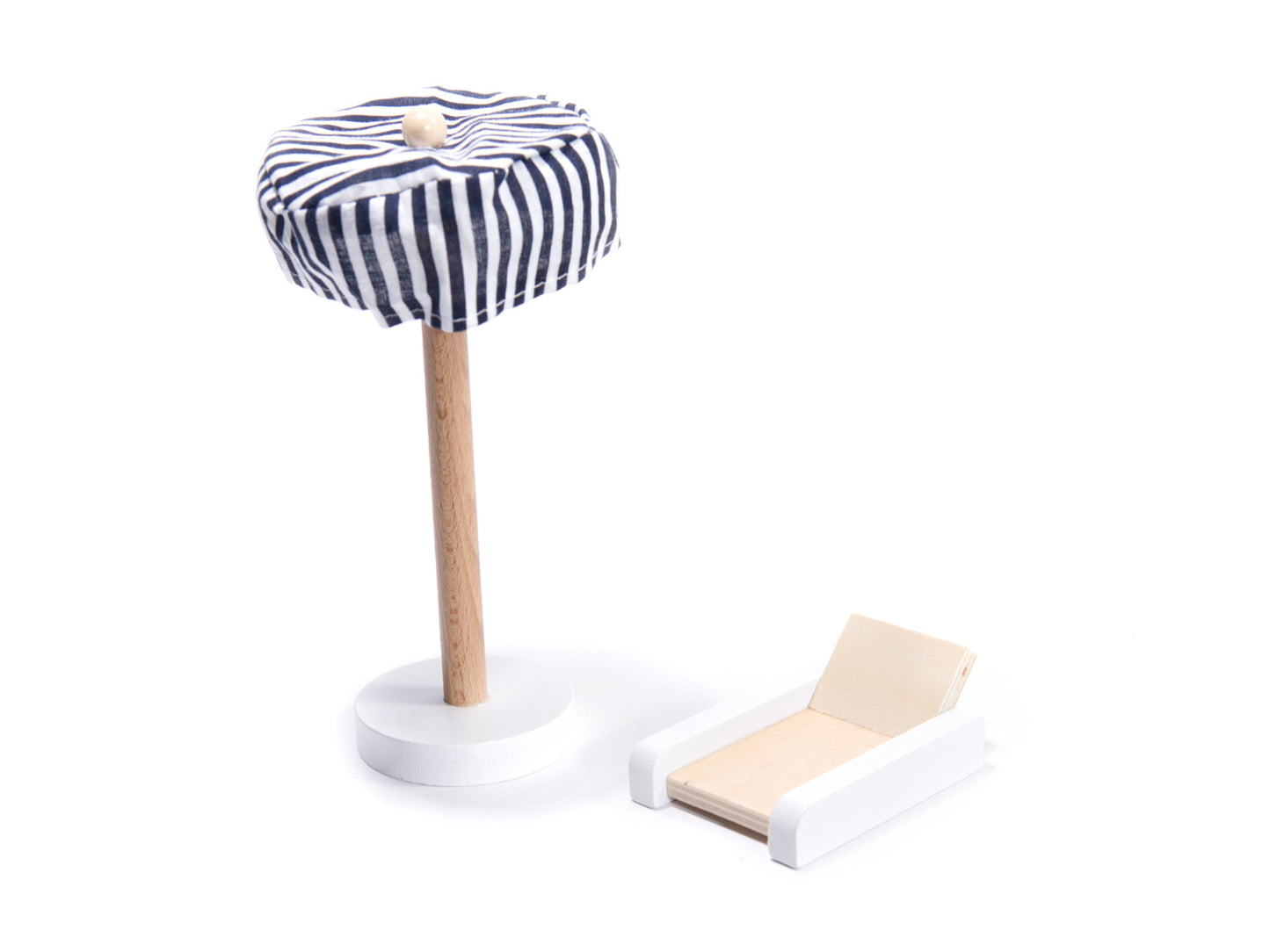 Casuta de Papusi din Lemn The Family Home idealSTORE, Dimensiuni 62 x 27 x 78 cm, Accesorizata cu Lumina LED Resedinta cu 3 Etaje, Dotata cu 4 Camere si o Terasa, Include un Mobilier Bogat din Lemn, Stimuleaza Imaginatia Copilului