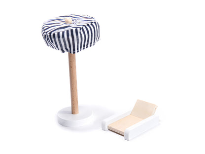 Casuta de Papusi din Lemn The Family Home idealSTORE, Dimensiuni 62 x 27 x 78 cm, Accesorizata cu Lumina LED Resedinta cu 3 Etaje, Dotata cu 4 Camere si o Terasa, Include un Mobilier Bogat din Lemn, Stimuleaza Imaginatia Copilului