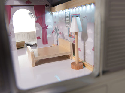 Casuta de Papusi din Lemn The Family Home idealSTORE, Dimensiuni 62 x 27 x 78 cm, Accesorizata cu Lumina LED Resedinta cu 3 Etaje, Dotata cu 4 Camere si o Terasa, Include un Mobilier Bogat din Lemn, Stimuleaza Imaginatia Copilului