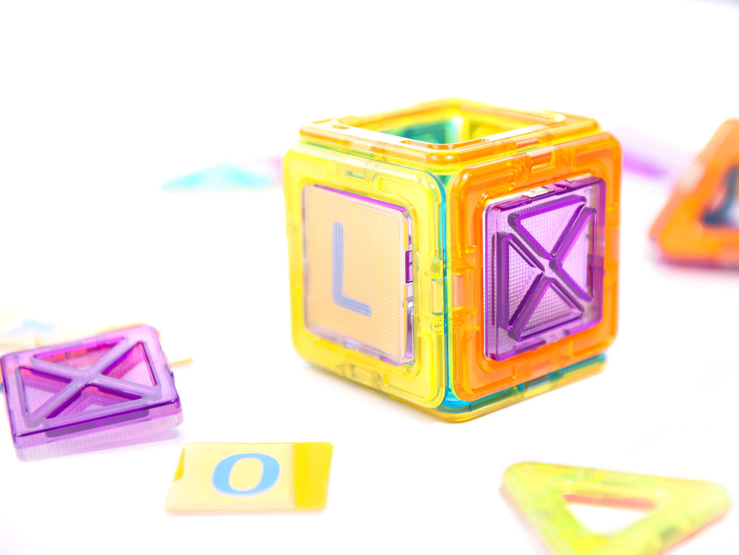 Set Inteligent de constructie Magical Magnet IdealStore, Include 20 de Piese Multicolore, Educativ- Creativ, Posibilitatea de forme nelimitate, Stimularea imaginatiei si a creativitatii, Magneti Neodim