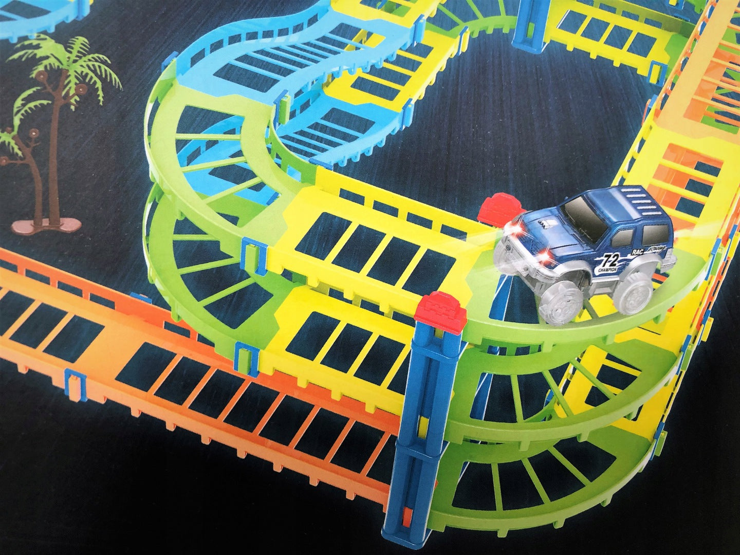 Set pista auto cu doua masinute idealStore CITY GLOW, Contine un total de 169 de piese colorate incluzand doua masinute iluminate LED, Setul flexibil permite dezvoltarea imaginatie si ablitatile practice