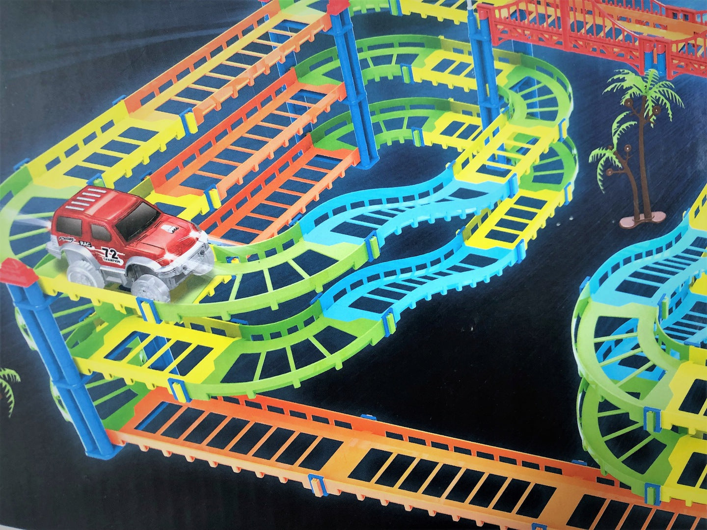 Set pista auto cu doua masinute idealStore CITY GLOW, Contine un total de 169 de piese colorate incluzand doua masinute iluminate LED, Setul flexibil permite dezvoltarea imaginatie si ablitatile practice