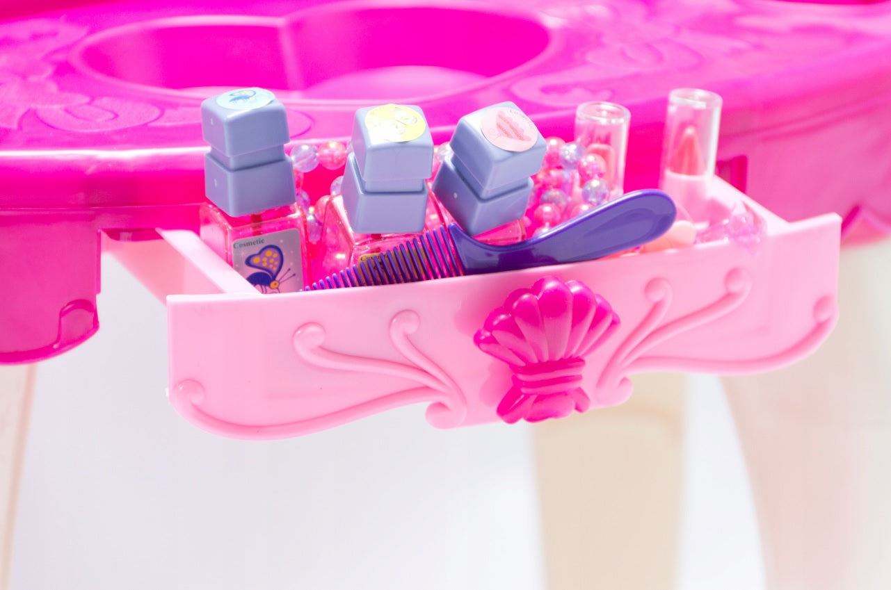 Masuta de Make-Up pentru Fete Glamour Mirror, Cu conectare Mp3 Player pentru Melodii, Lumini si Sunete incluse, Multiple accesorii incluse, Dimensiuni 52 x 32 x 72 cm