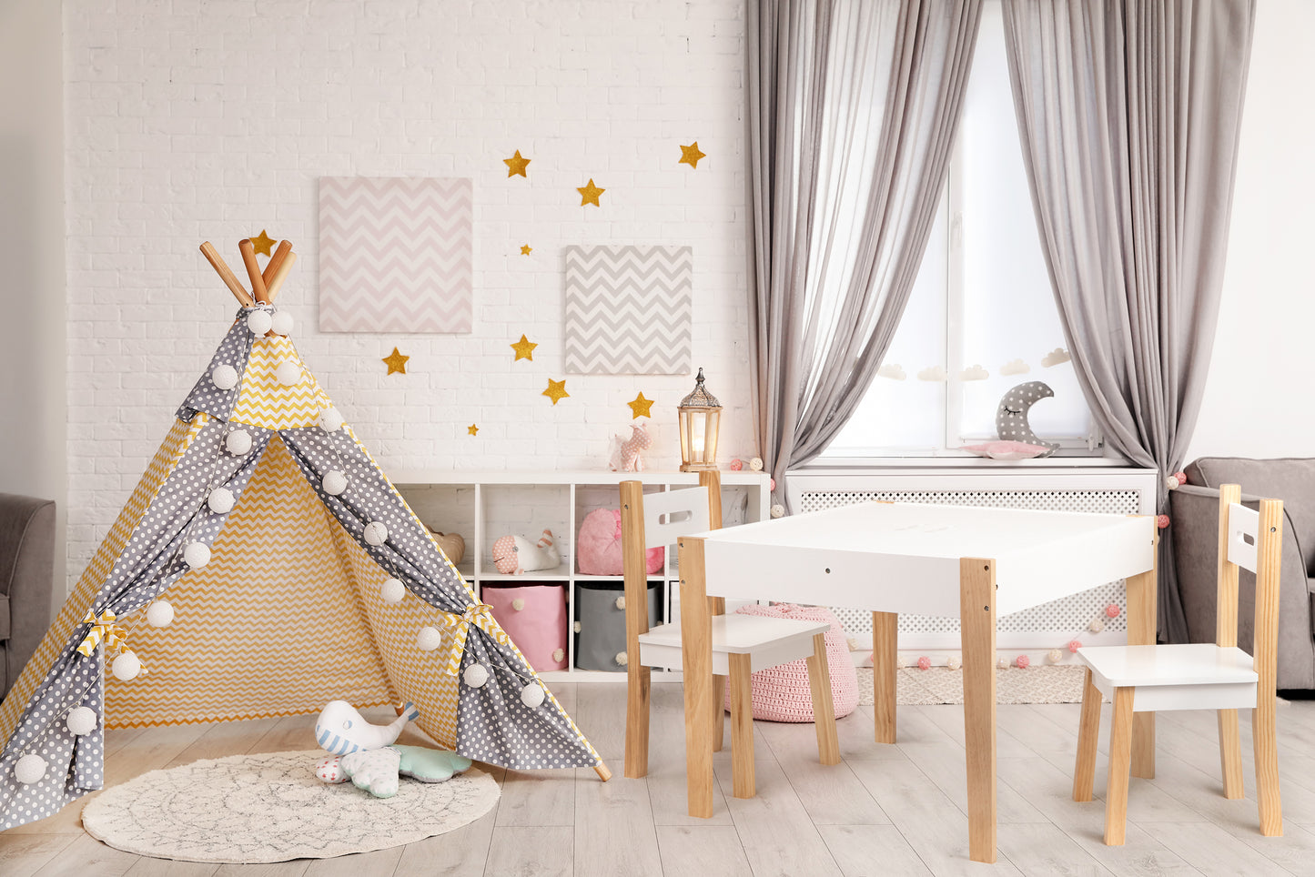 Masuta cu Scaune Funny Table idealstore, Blat Detasabil, Tabla de Creta Inclusa, Masa Compartimentata, Picioare Solide din Pin, Blat din MDF, Doua Scaune Confortabile, Rezistenta la Zgarieturi, Design Modern