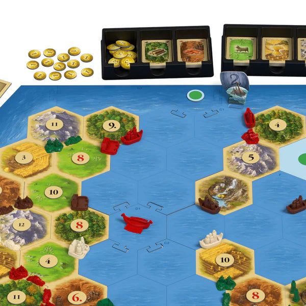 Joc de Societate CATAN idealStore - Extensie Pirati si Exploratori, 5-6 Jucatori, Include 44 Figurine, 12 Regiuni, 6 Jetoane, 2 Figurine, Regulament Inclus, Varsta recomandata 12+