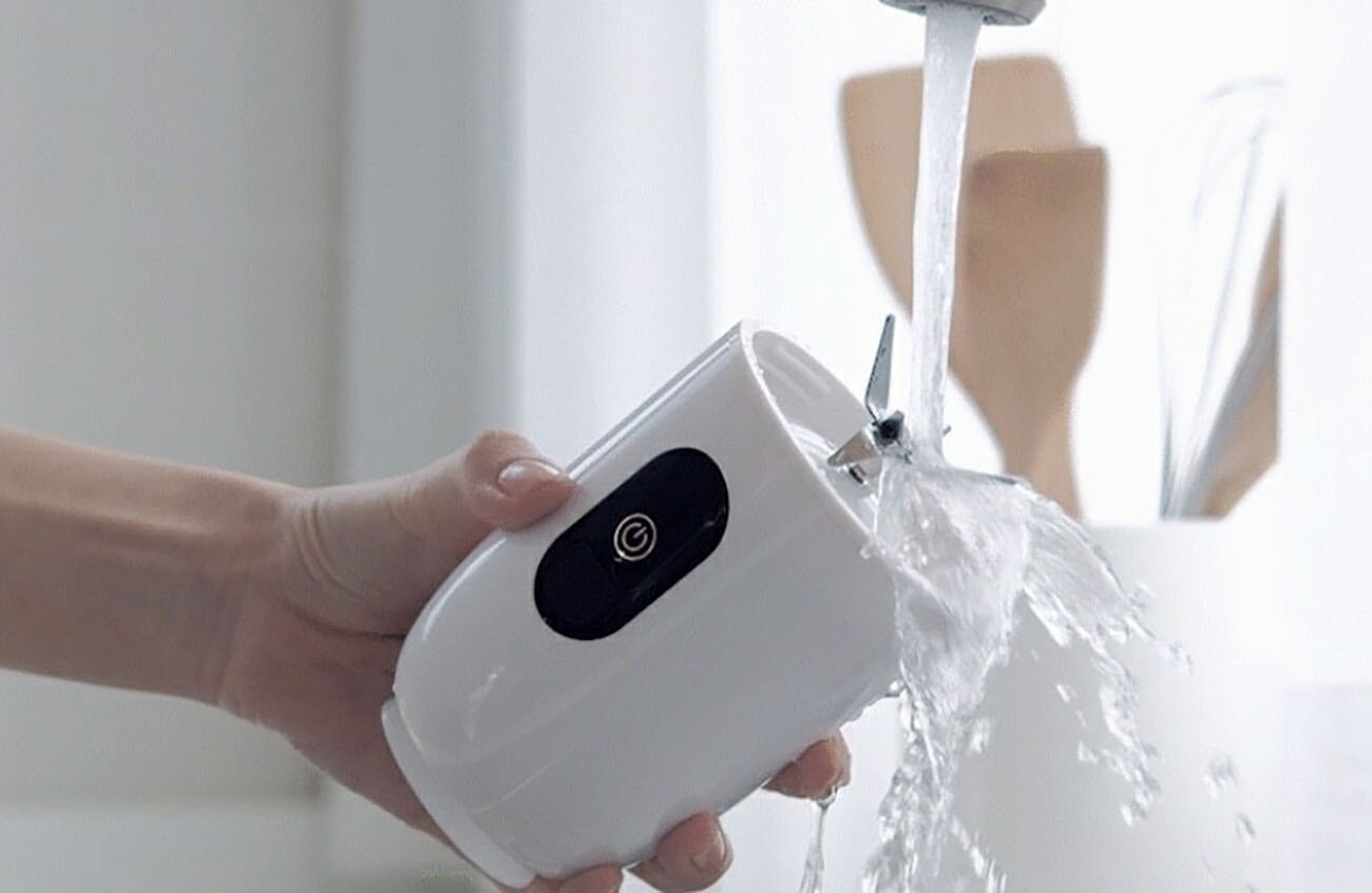 Mini Blender Electric RealMix White IdealStore, Portabil, Incarcare magnetica la orice port USB, 6 Lame din otel inoxidabil, Capacitate 510 ml, Putere 25.000 rpm, Usor de curatat, Afisaj LCD