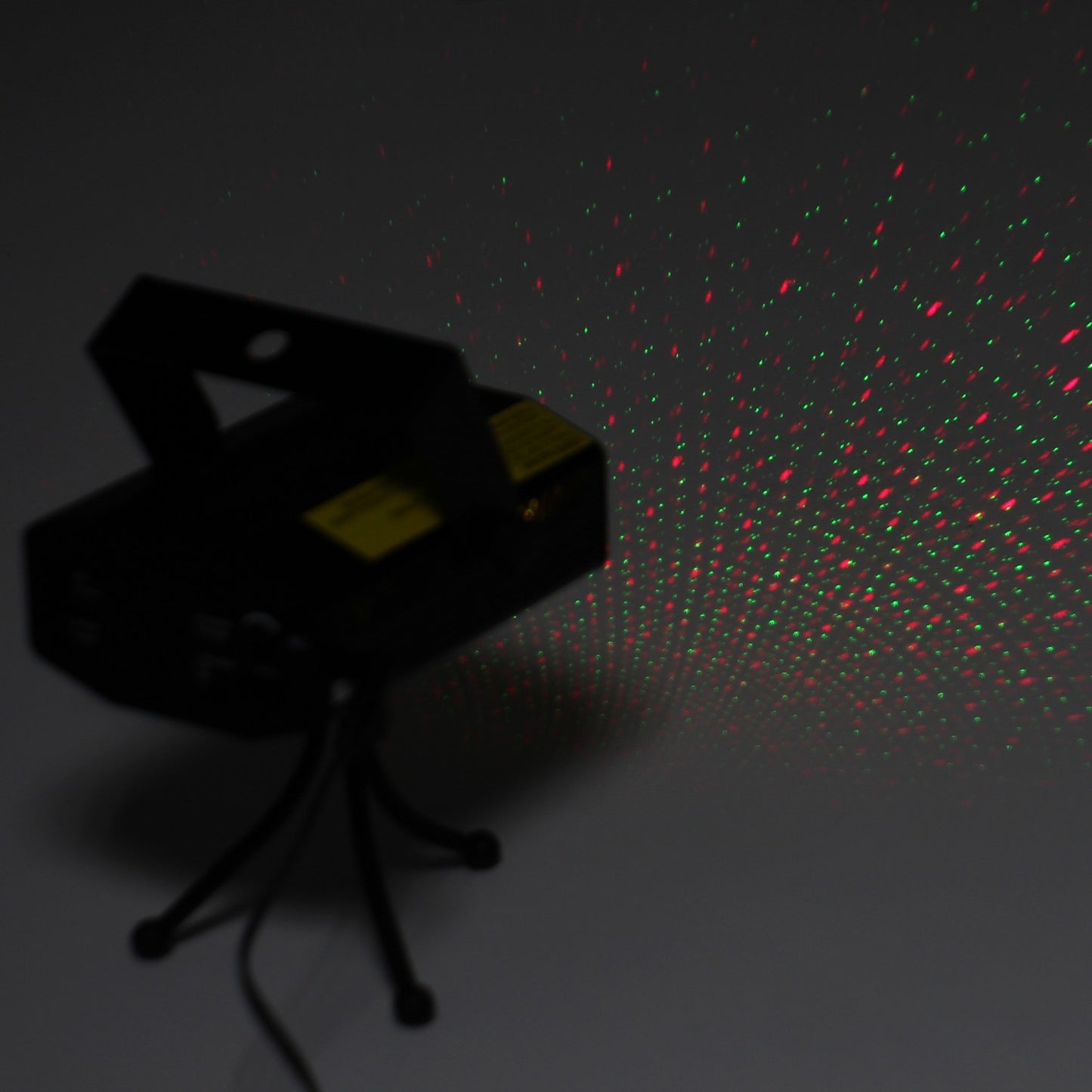 Instalatie Craciun IDL Laser Shower cu telecomanda si microfon pentru iluminarea interioara a locuintei, Efecte multiple, Proiectii de imagini si jocuri de lumini bicolore alaturi de set 12 fundite rosii pentru decorarea bradului