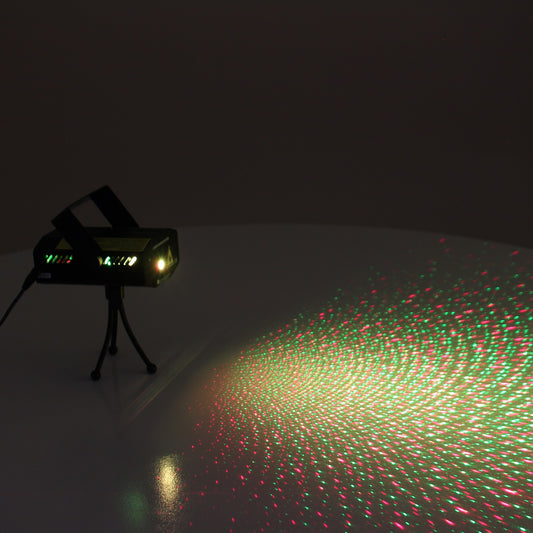 Instalatie Craciun IDL Laser Shower cu telecomanda si microfon pentru iluminarea interioara a locuintei, Efecte multiple, Proiectii de imagini si jocuri de lumini bicolore alaturi de set 12 fundite rosii pentru decorarea bradului