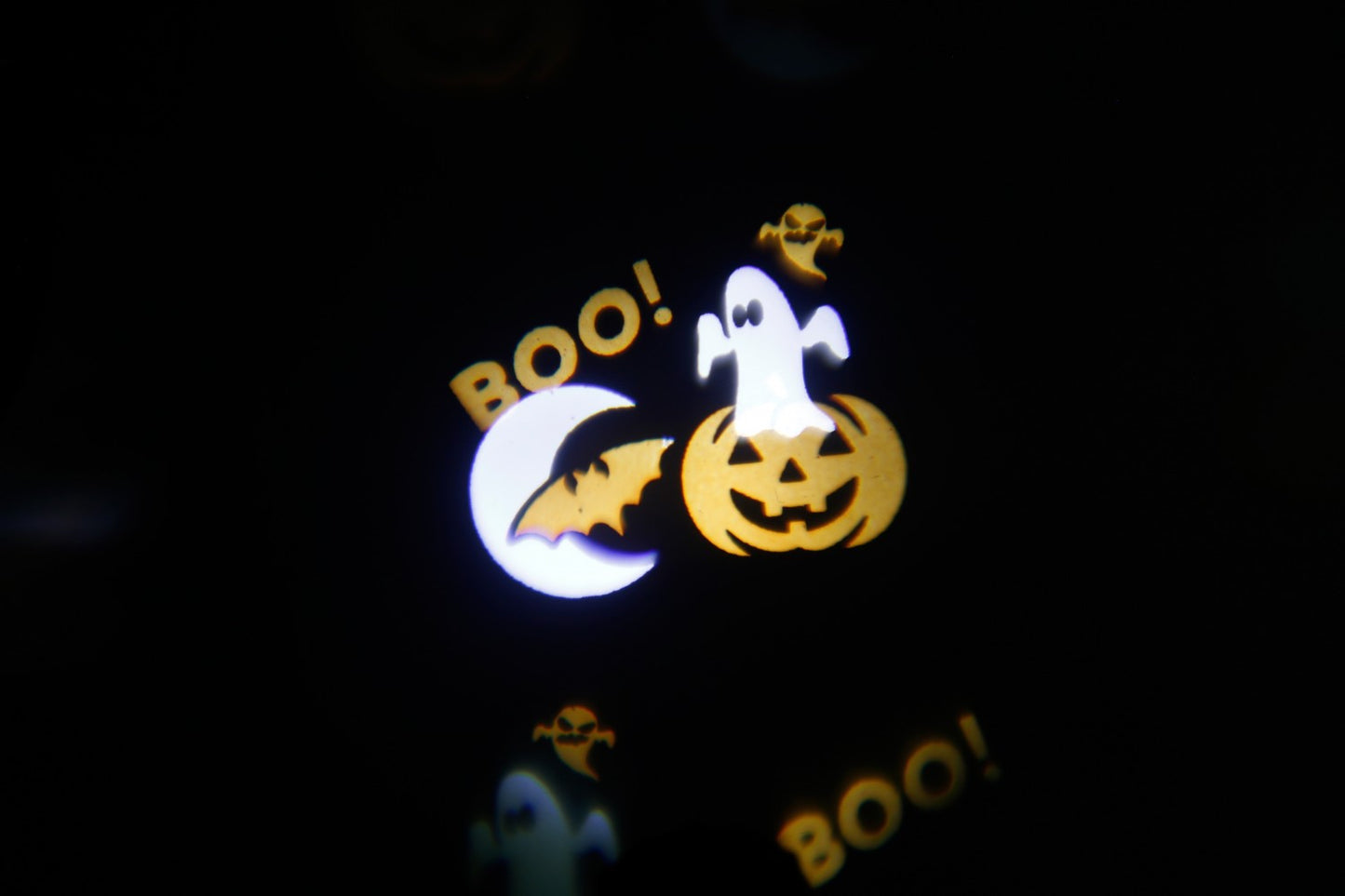 Instalatie Craciun IDL Laser Shower pentru iluminarea casei ce include 6 filme cu 4 modele diferite ce au proiectie multicolora, Model rotativ cu 4 surse de tip LED cu 8 ore de functionare