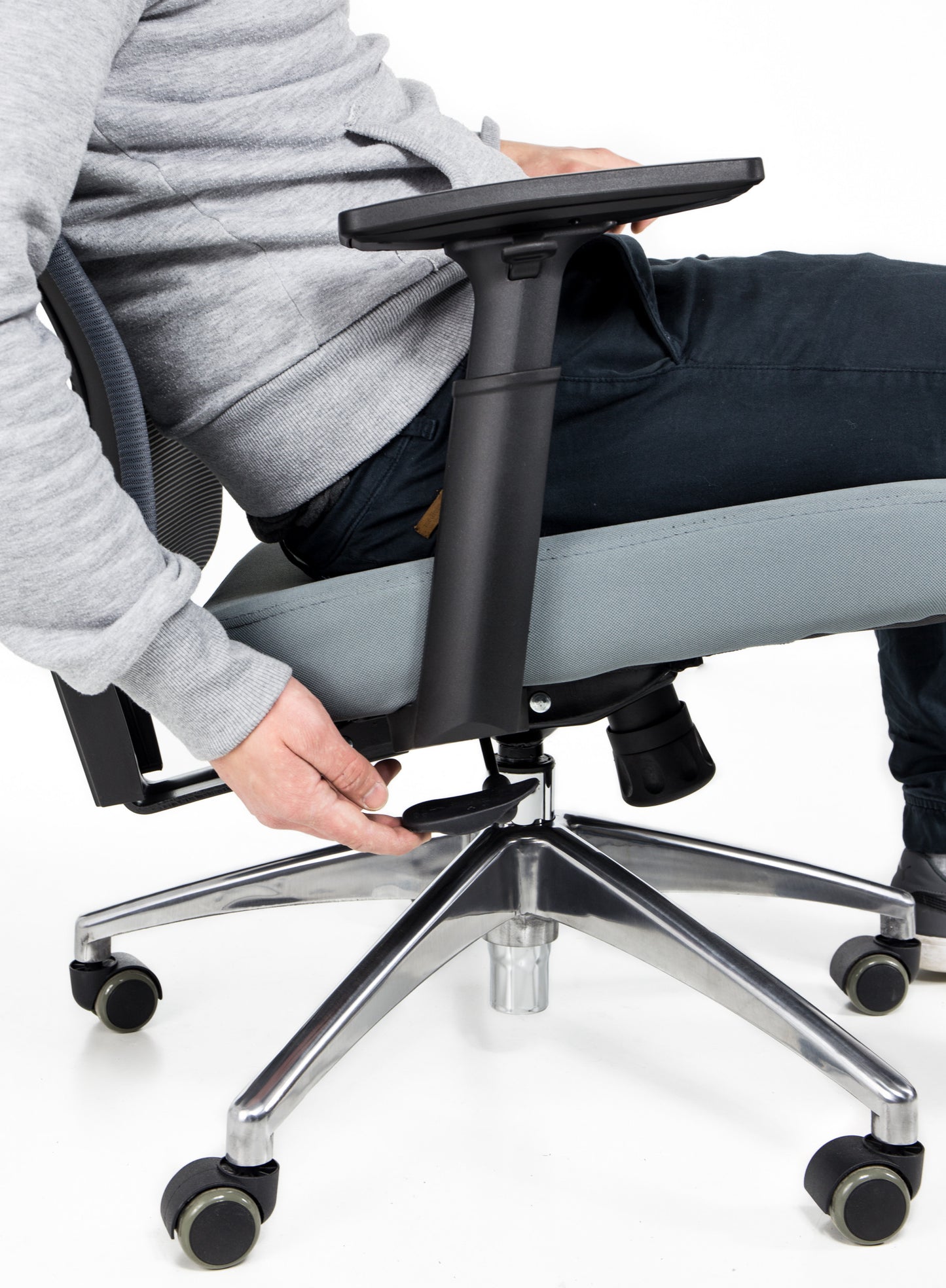 Scaun de birou Rotativ idealSTORE Vito Elite Collection Gri, Echipat cu spuma confortabila, Spate respirabil realizat din plasa micro, Cotiere 2D reglabile, Baza din aluminiu, Posibilitatea inclinarii spatarului pana la 130 , Maxim 130 kg