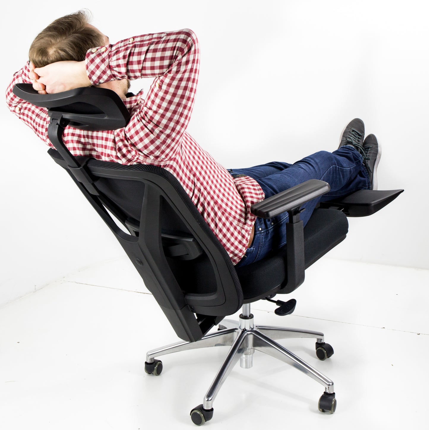 Scaun de birou Rotativ idealSTORE Vito Elite Plus Collection, Echipat cu spuma confortabila, Spate respirabil, Cotiere 3D reglabile, Baza din aluminiu, Posibilitatea inclinarii spatarului pana la 130 , Suport pentru picioare retractabil, Maxim 130 kg