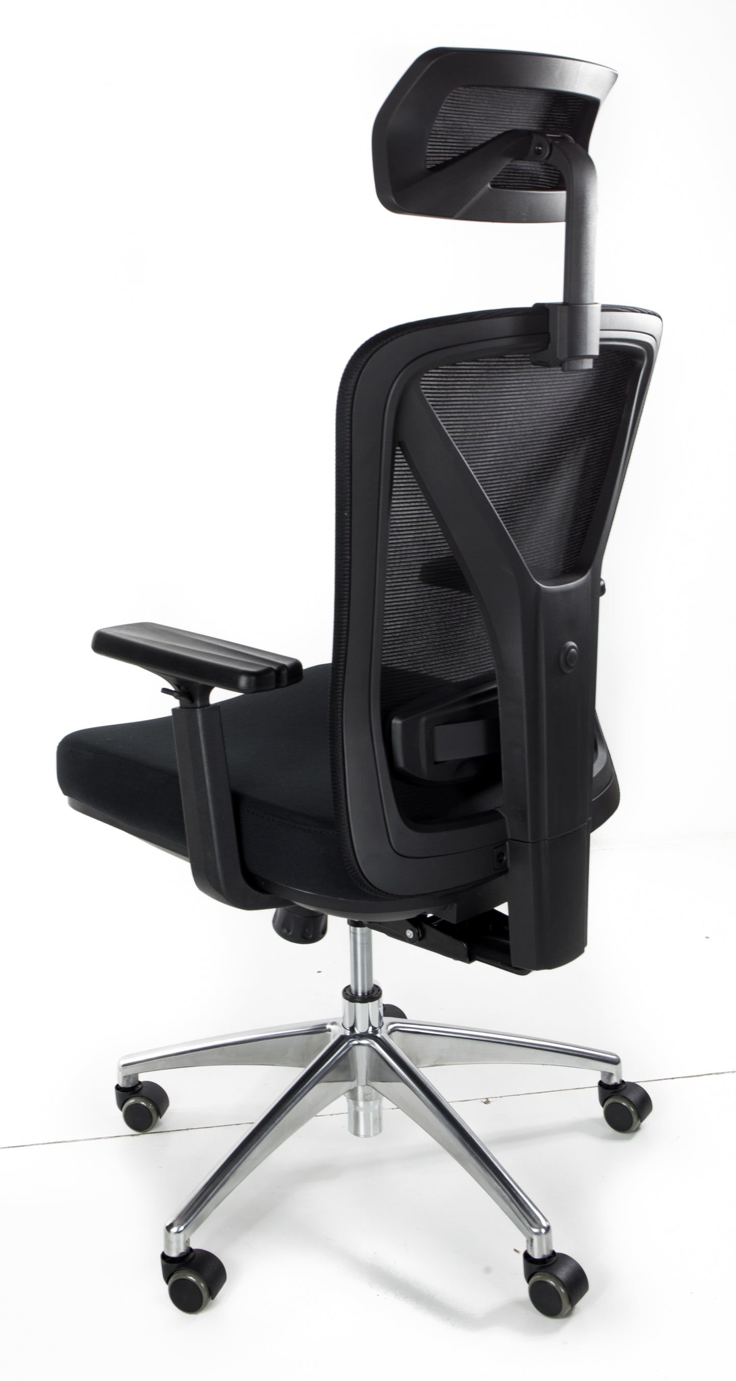 Scaun de birou Rotativ idealSTORE Vito Elite Plus Collection, Echipat cu spuma confortabila, Spate respirabil, Cotiere 3D reglabile, Baza din aluminiu, Posibilitatea inclinarii spatarului pana la 130 , Suport pentru picioare retractabil, Maxim 130 kg