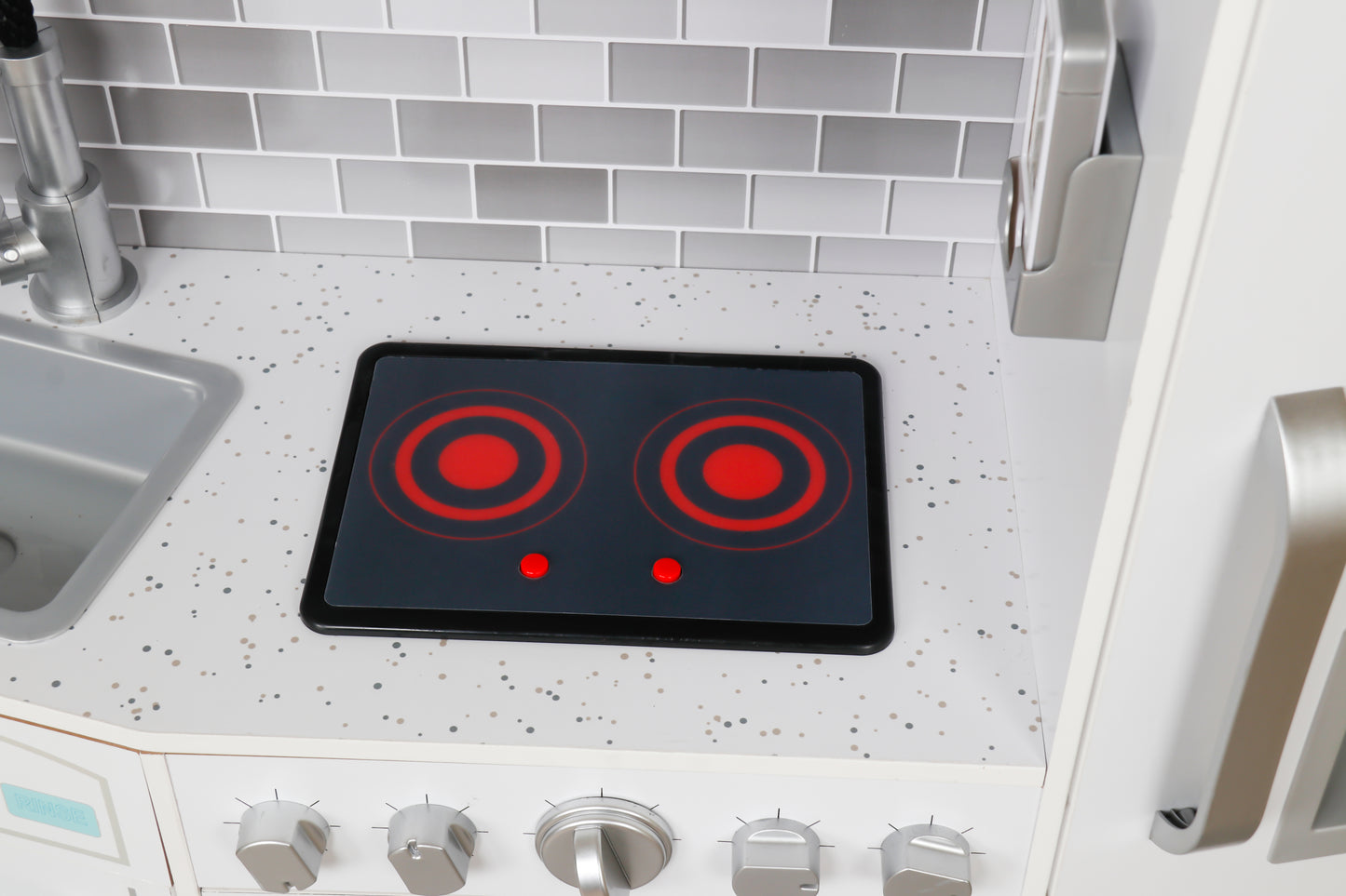 Bucatarie din lemn Multifunctionala Delux White-Kitchen idealSTORE, Echipata cu Frigider, Dozator de Apa, Masina de Spalat, Cuptor, Plita cu 2 Arzatoare, Microunde, Telefon Mobil, Vopsea Non-Toxica, Lemn Premium MDF, Dimensiuni 105 x 99 x 34 cm