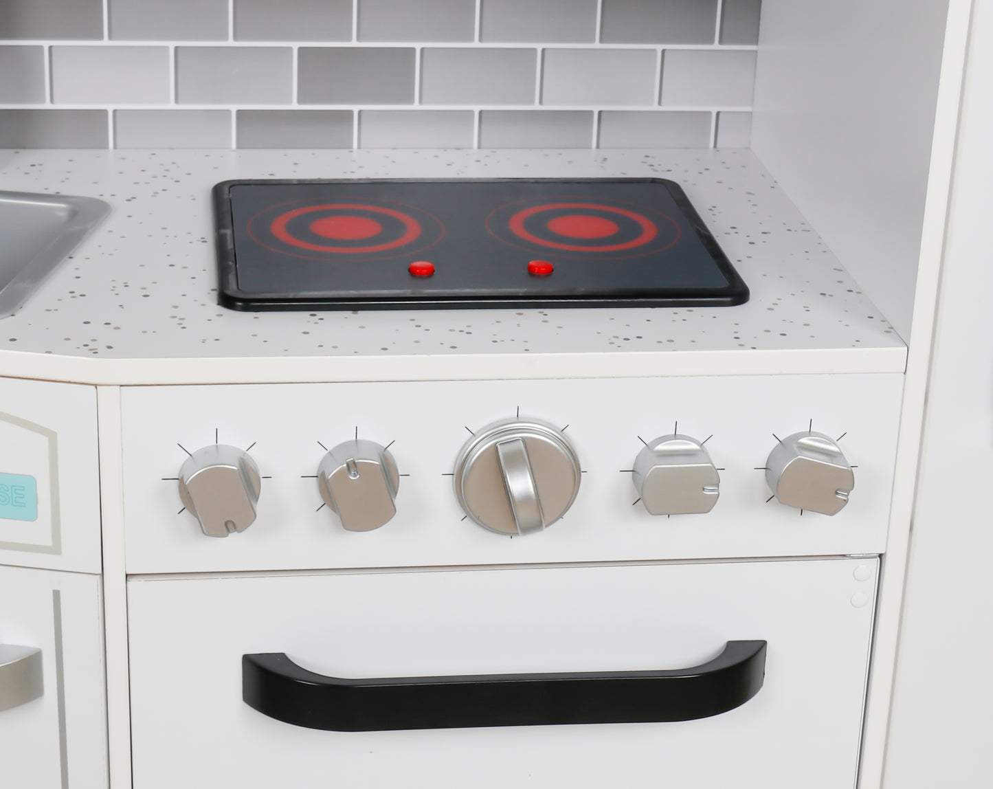 Bucatarie din lemn Multifunctionala Delux White-Kitchen idealSTORE, Echipata cu Frigider, Dozator de Apa, Masina de Spalat, Cuptor, Plita cu 2 Arzatoare, Microunde, Telefon Mobil, Vopsea Non-Toxica, Lemn Premium MDF, Dimensiuni 105 x 99 x 34 cm