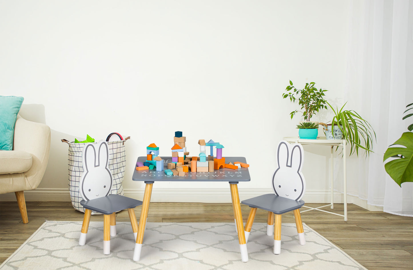 Set Masuta Profesionala cu 2 scaune din Lemn The Happy Bunny idealSTORE, Blat din MDF cu Alfabetul Inscriptionat pe el, Picioare Solide din Pin masiv, Rezistent la Zgarieturi, Design Scandinav