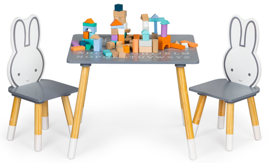 Set Masuta Profesionala cu 2 scaune din Lemn The Happy Bunny idealSTORE, Blat din MDF cu Alfabetul Inscriptionat pe el, Picioare Solide din Pin masiv, Rezistent la Zgarieturi, Design Scandinav