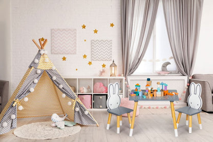 Masuta Profesionala cu 2 scaune din Lemn The Happy Bunny idealSTORE, Blat din MDF cu Alfabetul Inscriptionat pe el Picioare Solide din Pin masiv, Rezistent la Zgarieturi, Design Modern