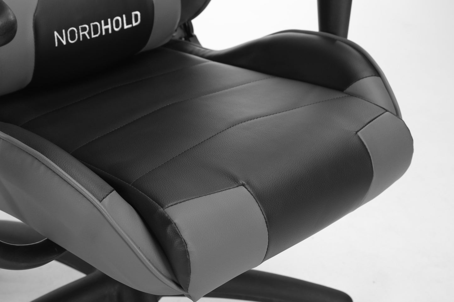 Scaun Gaming Reglabil cu mecanism TILT idealSTORE Racing eSPORT COLLECTION, Asigura pozitia si confortul corect al corpului, Echipat cu cotiere reglabile, perne confortabile, Posibilitatea modificarii unghiului spatarului pana la 180 , Gri