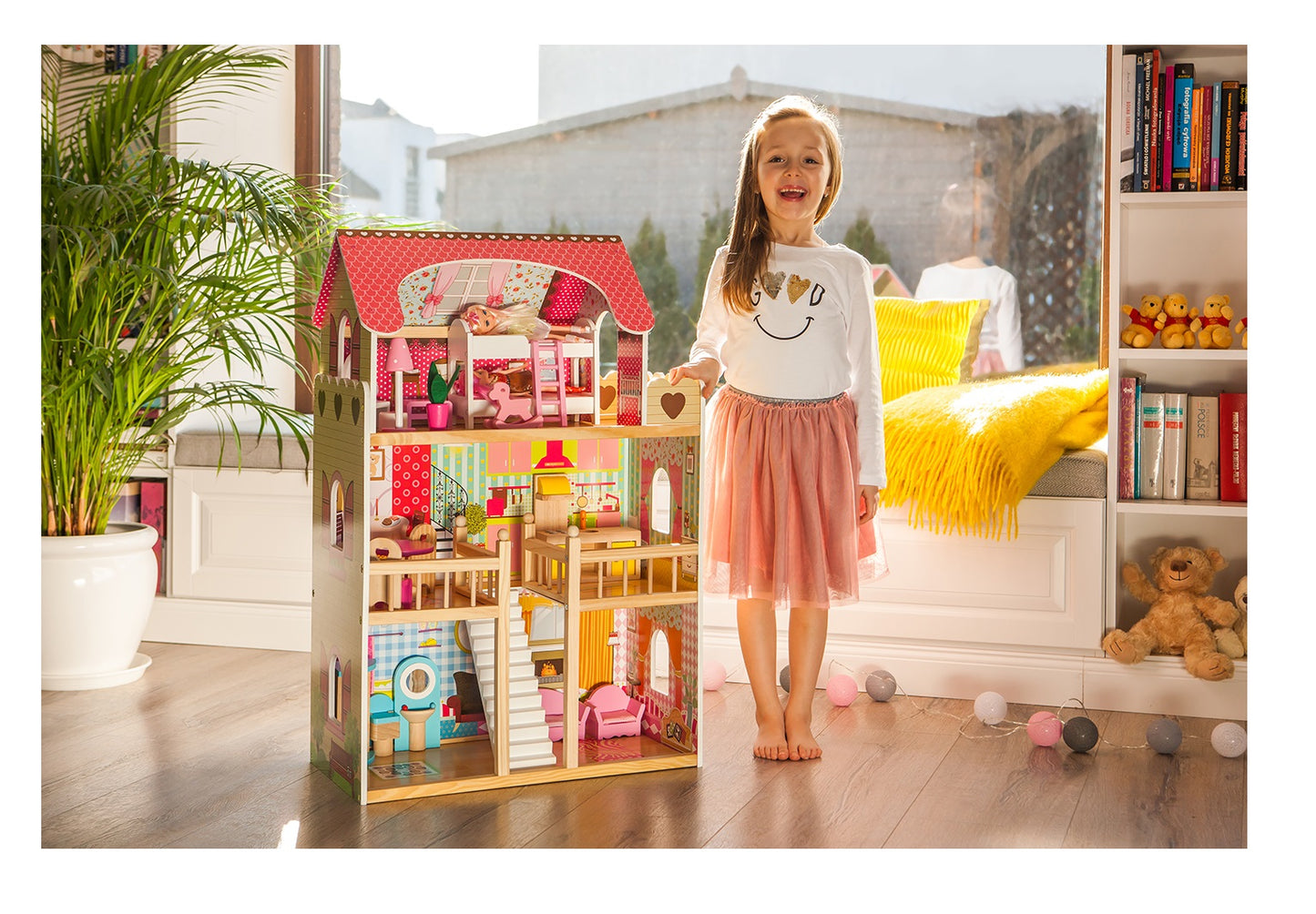 Casuta de Papusi din lemn idealSTORE MALDIVE WOOD RESIDENCE, Dimensiuni 90 x 60 x 30 x cm, 5 camere disperate pe 3 nivele, Un set de 17 piese de mobilier in design unic si 2 papusi fac distractia mai atractiva