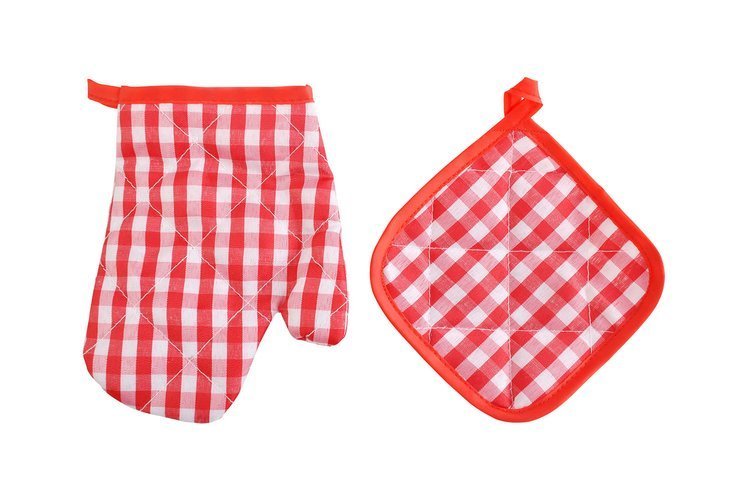 Set de Gatit idealSTORE cu vase si capac in dimensiuni diferite, tigaie si ustensile specifice, include o manusa si un suport termic vase fierbinti