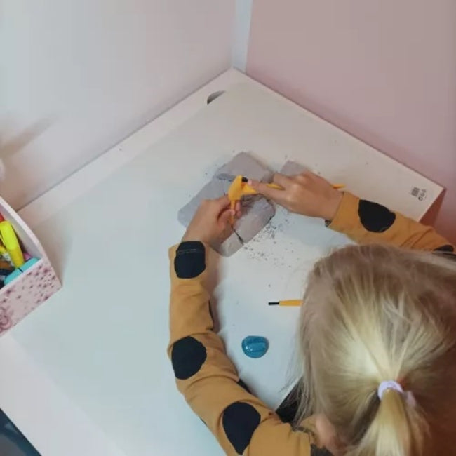 Set mina de cristale pentru copii CLASStitude, jucarie interactiva si educativa, include roca, ciocan, dalta, perie, stimuleaza imaginatia, 16.5 x 12 x 3.2 cm, Gri