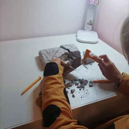 Set mina de cristale pentru copii CLASStitude, jucarie interactiva si educativa, include roca, ciocan, dalta, perie, stimuleaza imaginatia, 16.5 x 12 x 3.2 cm, Gri